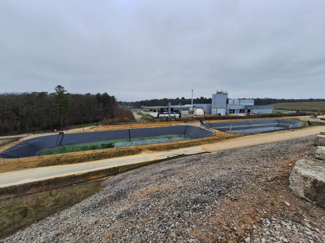 Les deux basins se situent derrière l'usine Ovade
