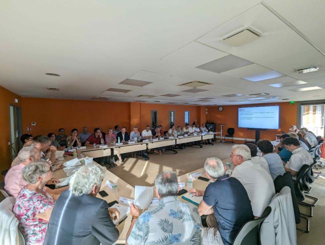 Avec 23 votes pour, 10 votes contre et 4 abstentions, le projet de chaufferie a été validé à la majorité.